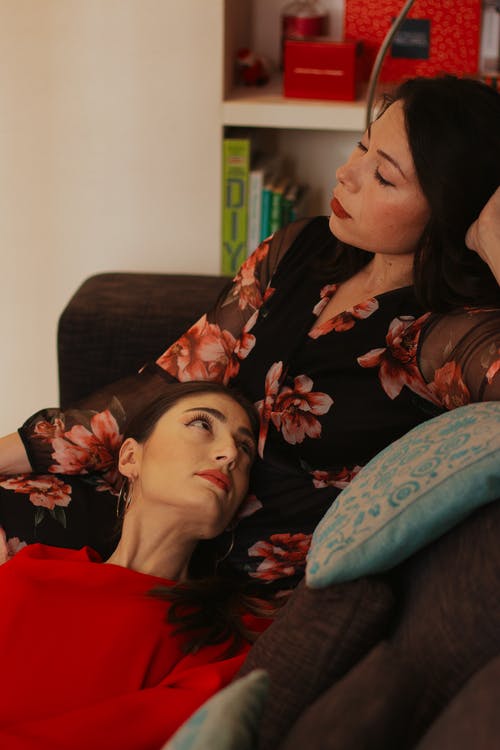 有关一对, 休息, 在家的免费素材图片