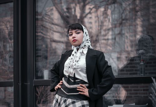 有关伊朗女人, 大衣, 女人的免费素材图片