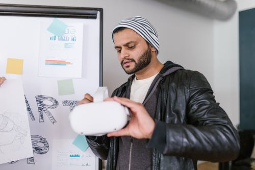 有关（顶部有小羊毛球的）羊毛帽子, vr护目镜, 呈现的免费素材图片