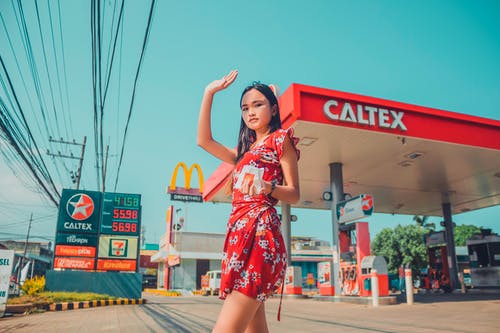 有关加油站, 女孩, 擺姿勢的免费素材图片