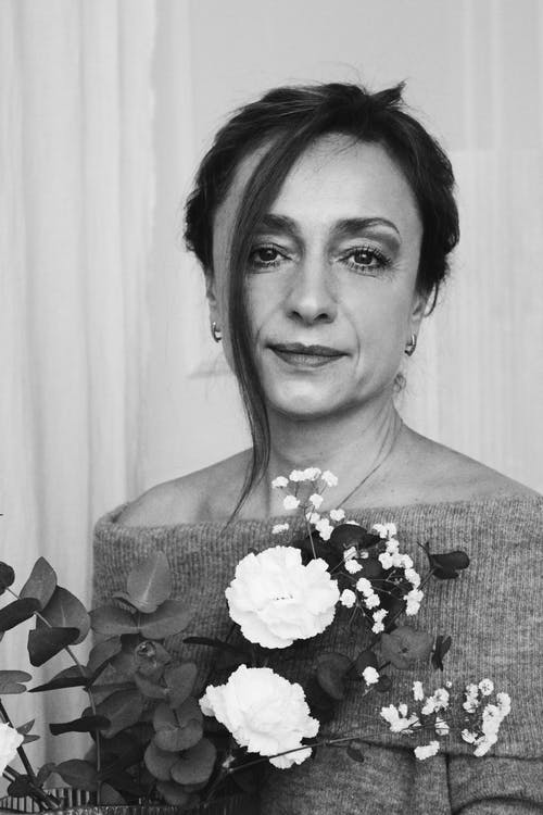 有关单色, 垂直拍摄, 女人的免费素材图片