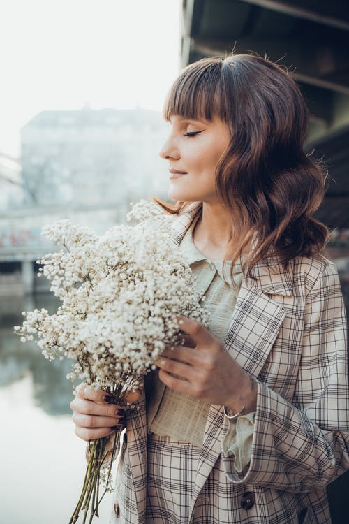 有关卷发, 垂直拍摄, 女人的免费素材图片