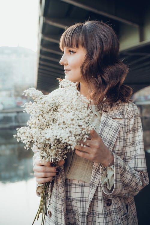 有关卷发, 垂直拍摄, 女人的免费素材图片