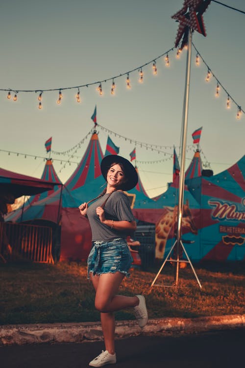 有关垂直拍摄, 女人, 摆姿势的免费素材图片