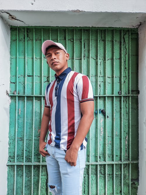 有关人, 垂直拍摄, 条纹衬衫的免费素材图片