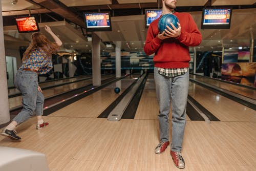 有关人, 保龄球, 保龄球馆的免费素材图片