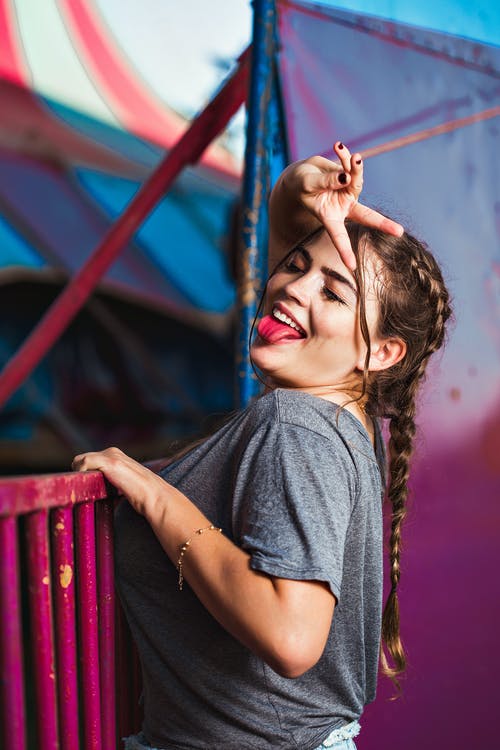 有关垂直拍摄, 女人, 灰色衬衫的免费素材图片