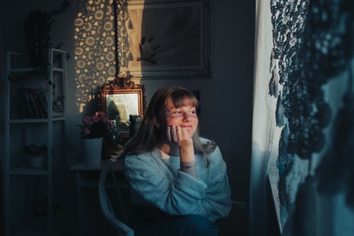 有关刘海, 哀思, 在窗户旁边的免费素材图片