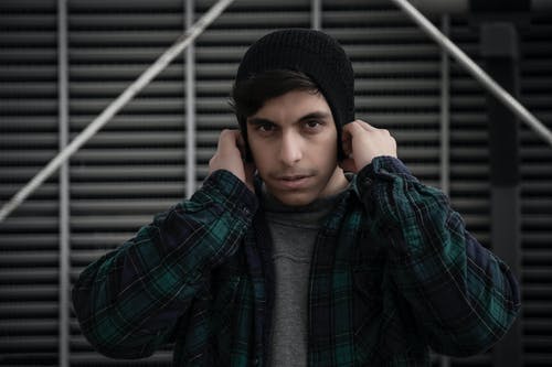 有关（顶部有小羊毛球的）羊毛帽子, 人, 严肃的免费素材图片