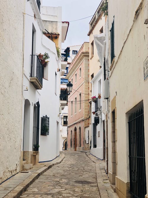 有关垂直拍摄, 巷弄, 户外的免费素材图片