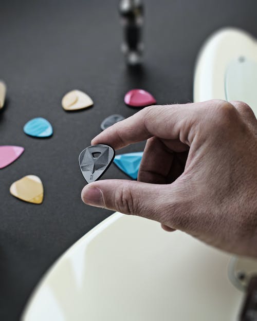 有关吉他拨片, 垂直拍摄, 手的免费素材图片