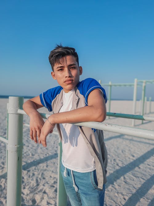 有关人, 倚, 垂直拍摄的免费素材图片