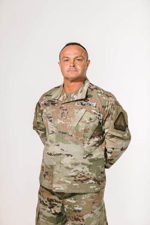 有关中全镜头, 伪装, 严肃的免费素材图片