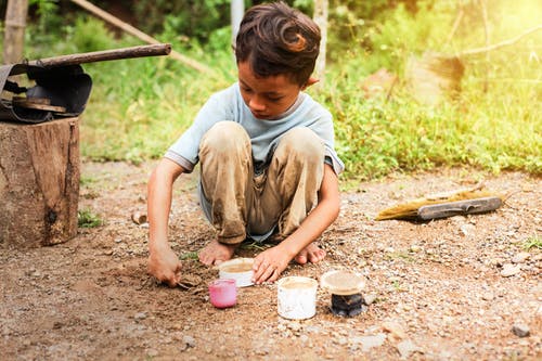 有关儿童, 坐, 塑料杯的免费素材图片
