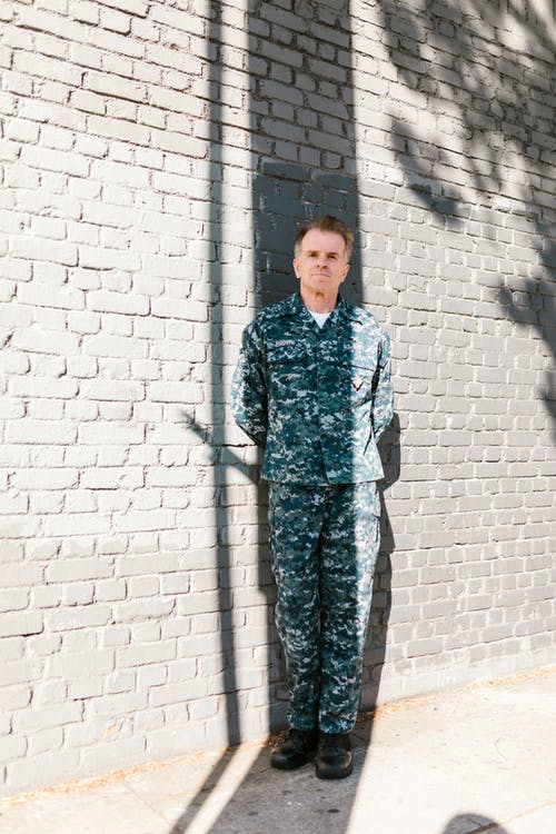 有关交叉双臂, 伪装, 全身的免费素材图片