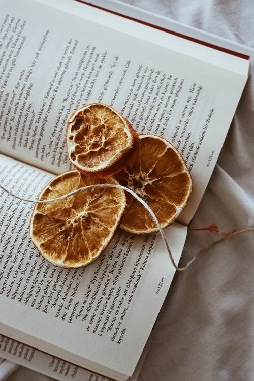 有关干果, 书, 书页的免费素材图片