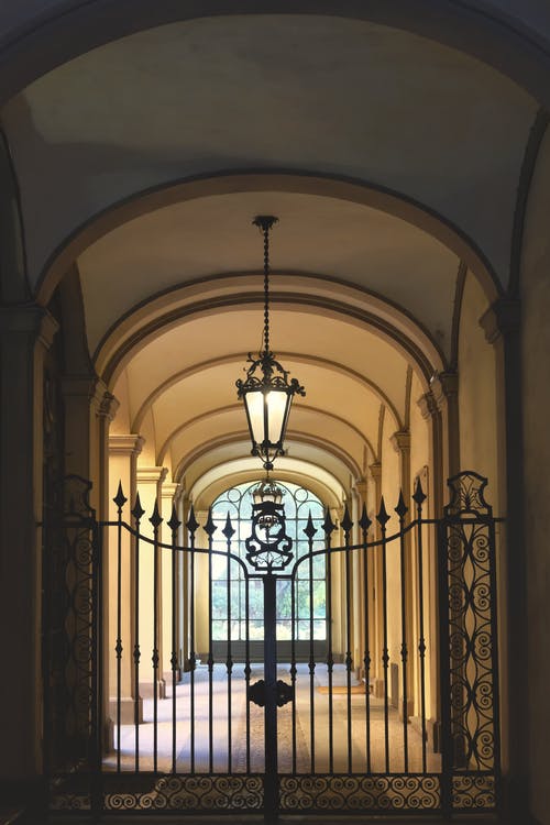 有关光, 吊灯, 围栏的免费素材图片