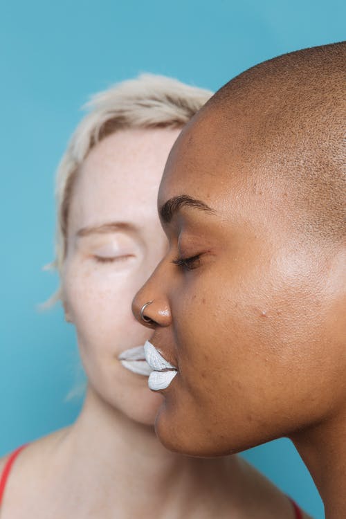 白花在她的耳朵上的女人 · 免费素材图片