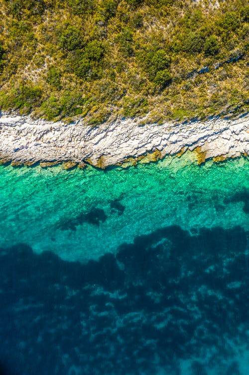 有关垂直拍摄, 岩石海岸, 岸边的免费素材图片
