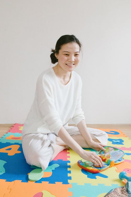 有关坐下, 垂直拍摄, 女人的免费素材图片