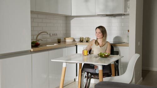 有关坐, 室内, 厨房的免费素材图片