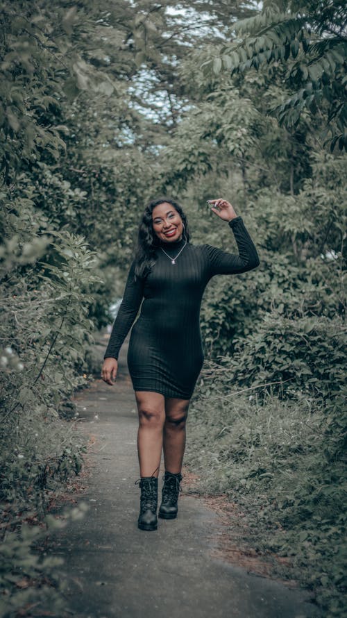 有关垂直拍摄, 微笑, 步行的免费素材图片