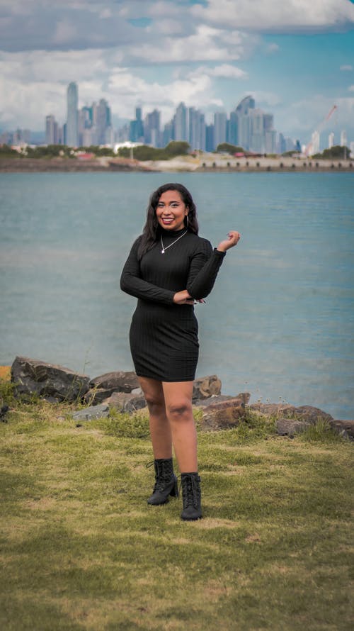 有关垂直拍摄, 微笑, 看着相机的免费素材图片