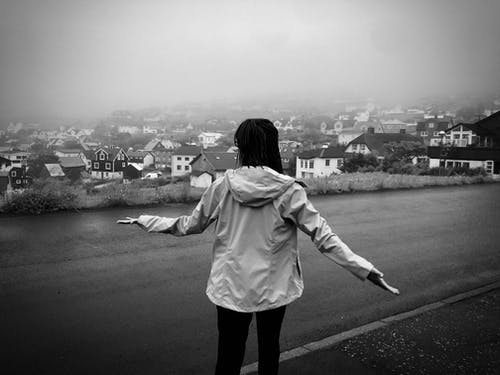 有关下雨, 人, 单色的免费素材图片