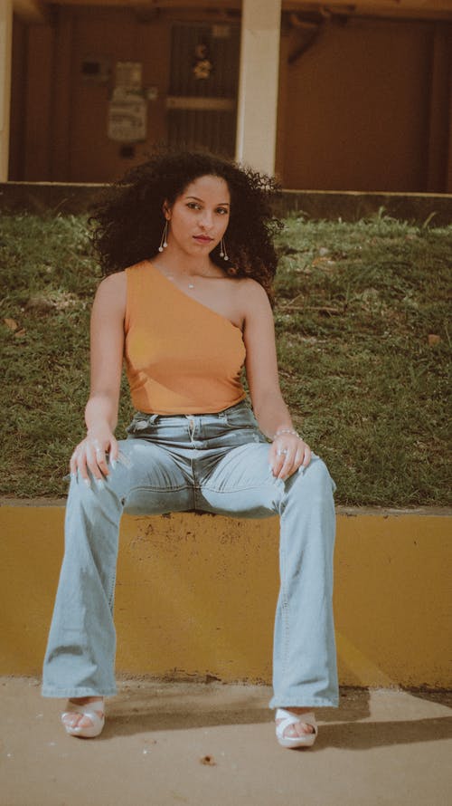 有关坐, 垂直拍摄, 女人的免费素材图片