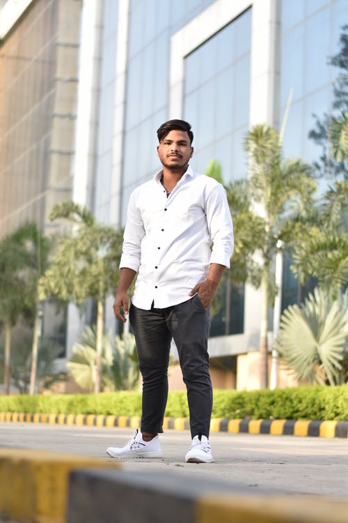 有关人, 垂直拍摄, 放在口袋里的免费素材图片