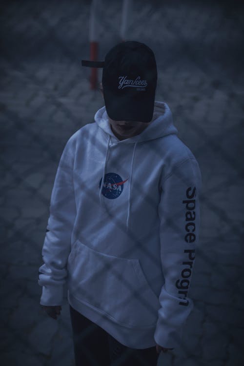 有关人, 休闲装, 围栏的免费素材图片