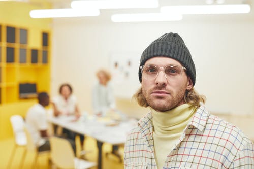 有关（頂部有小羊毛球的）羊毛帽子, 人, 模糊背景的免费素材图片