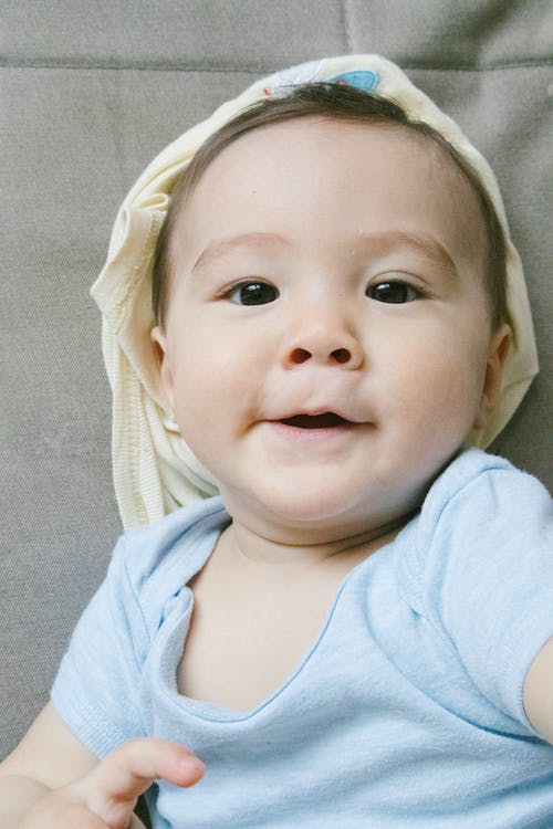 有关兒童, 垂直拍摄, 室內的免费素材图片