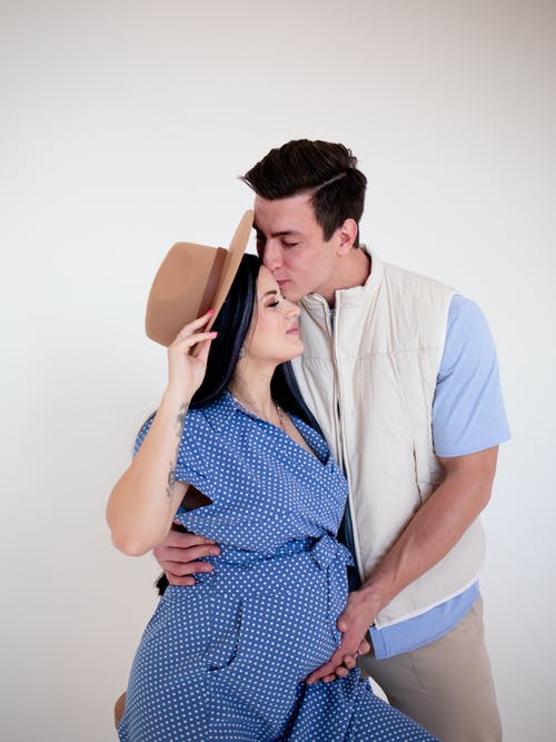 有关一对, 一起, 亲吻额头的免费素材图片