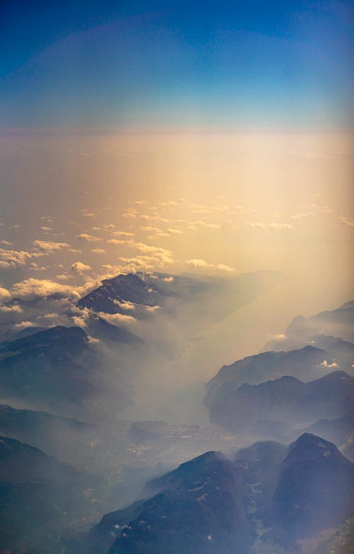 有关在云层之上, 垂直拍摄, 山的免费素材图片