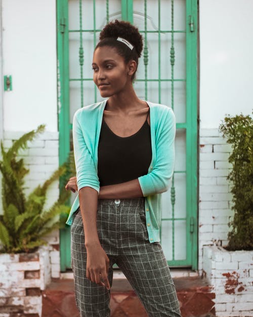 有关垂直拍摄, 微笑, 格子裤的免费素材图片