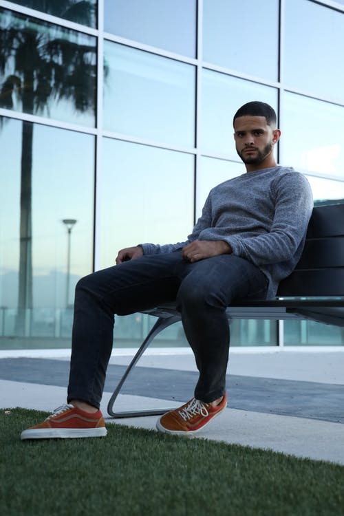 有关vans（运动鞋品牌）, 严肃, 坐的免费素材图片