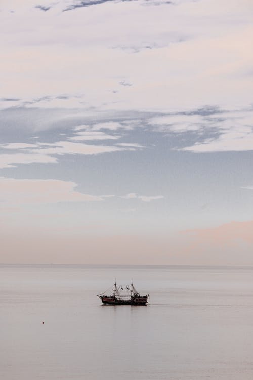 在海上航行的海盗船 · 免费素材图片