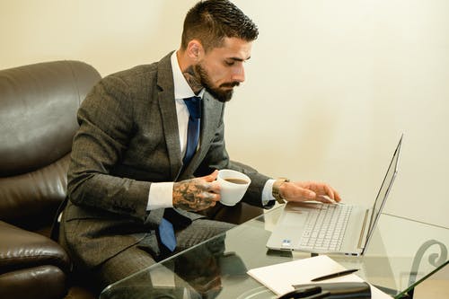 有关一杯咖啡, 上班服, 坐的免费素材图片