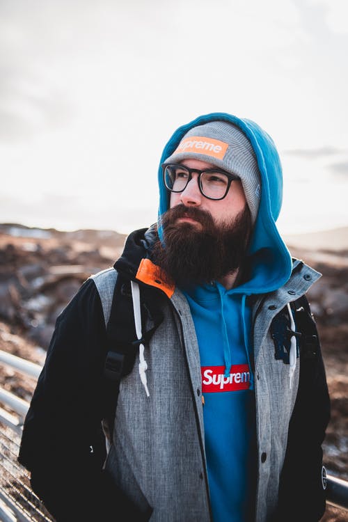 有关（顶部有小羊毛球的）羊毛帽子, 人, 冒险的免费素材图片