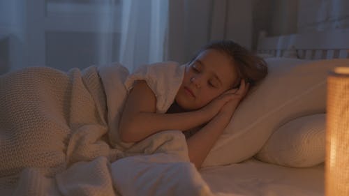 有关做梦, 小孩, 就寝时间的免费素材图片