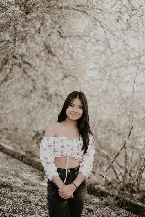 有关咖啡色头发的女人, 垂直拍摄, 女人的免费素材图片