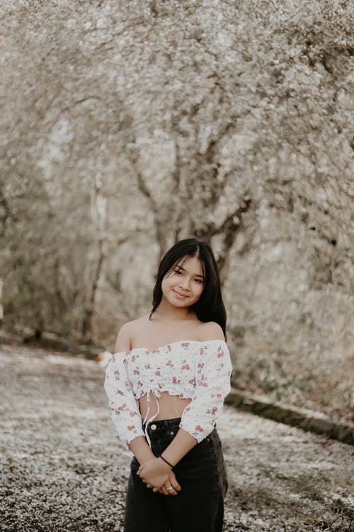 有关咖啡色头发的女人, 垂直拍摄, 女人的免费素材图片