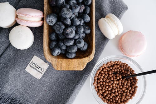 蓝浆果棕色木制托盘上 · 免费素材图片