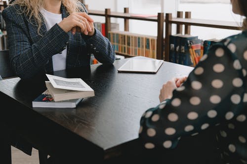 坐在木桌旁的妇女 · 免费素材图片