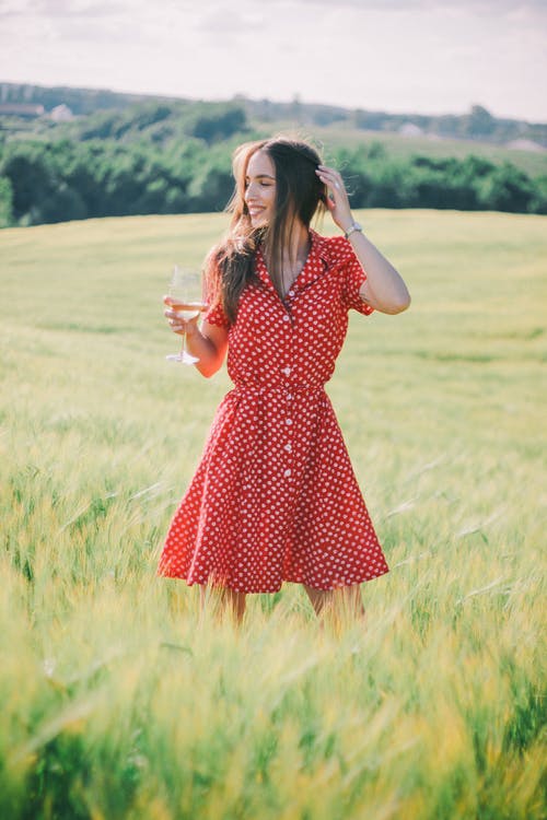 有关咖啡色头发的女人, 圆点连衣裙, 女人的免费素材图片