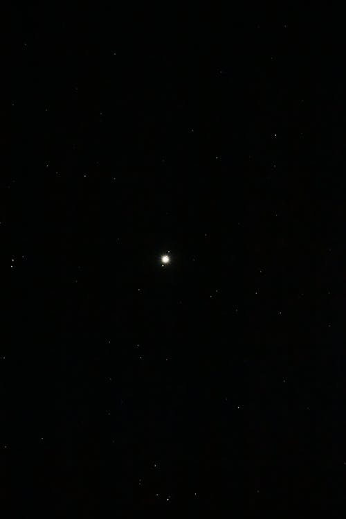 夜间的黑色和白色星星 · 免费素材图片