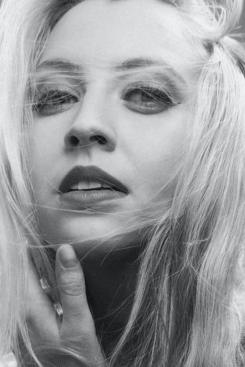 有关单色, 垂直拍摄, 女人的免费素材图片