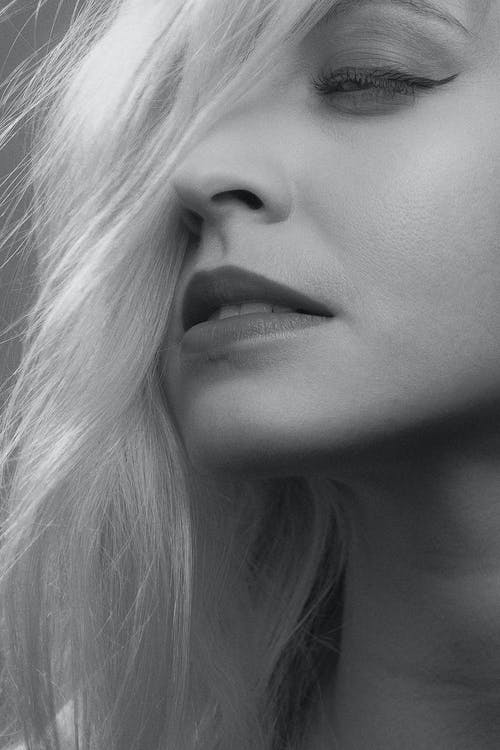 有关单色, 垂直拍摄, 女人的免费素材图片