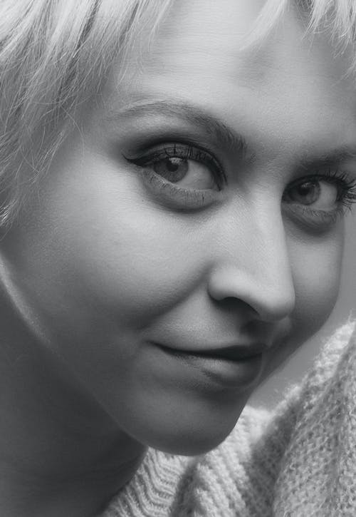 有关单色, 垂直拍摄, 女人的免费素材图片